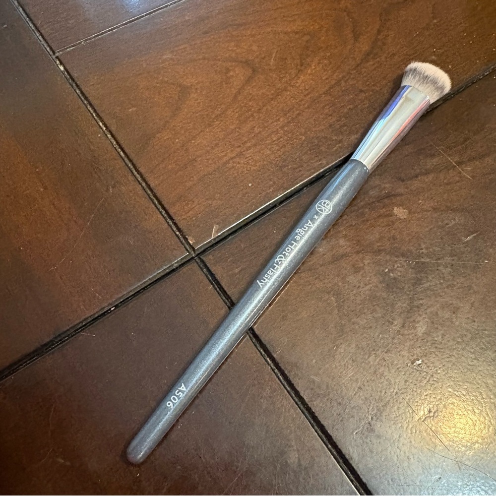 BK Beauty x Angie Hot & Flashy A506 kitten paw brush for concealer